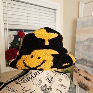 Trendy Fbz Yellow & Black Sherpa Smiley face Bucket Hat